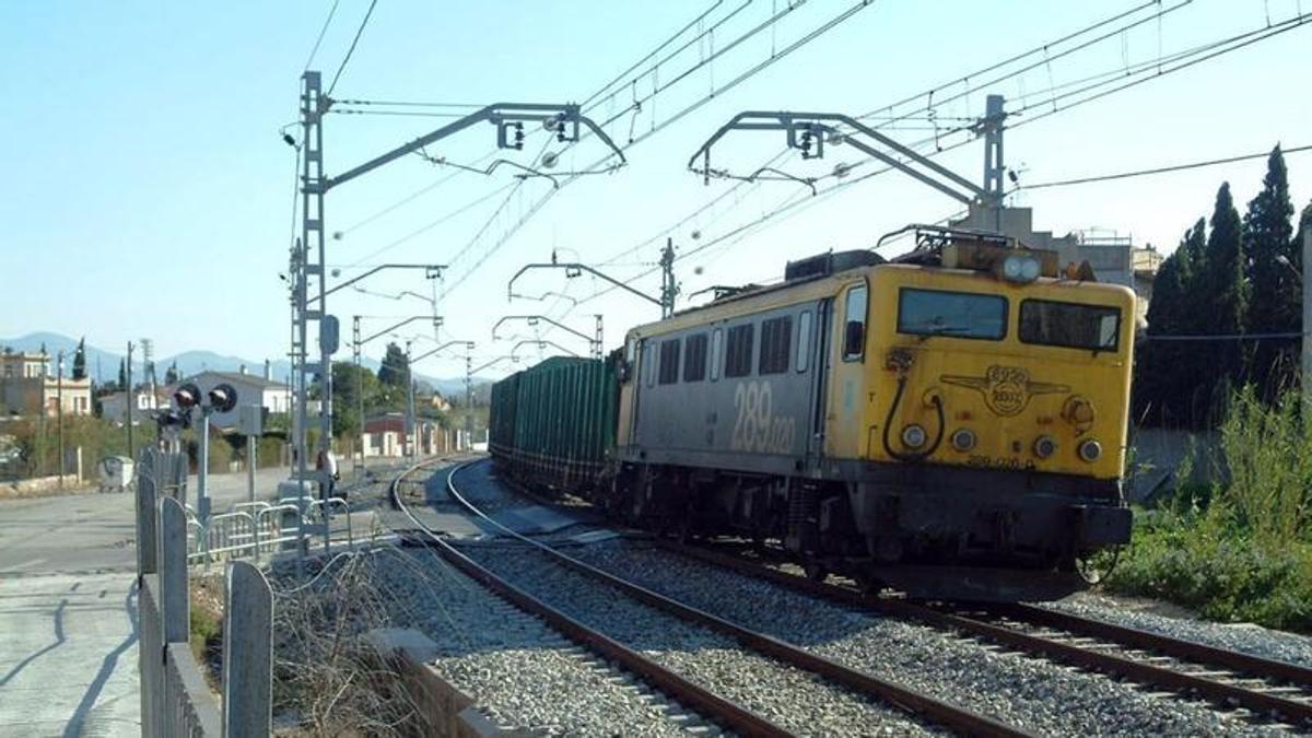 Tren de mercaderies en el pas a nivell dels Fossos de Figueres.