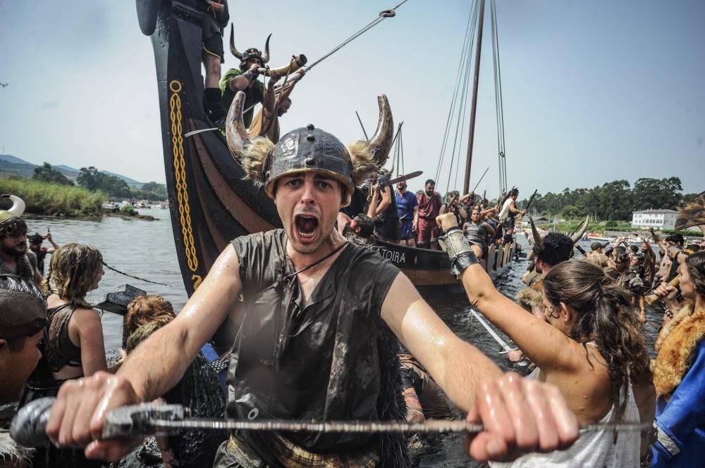 Las hordas vikingas desembarcan con sus armas y sus gritos de guerra en Catoira ante 30.000 personas.