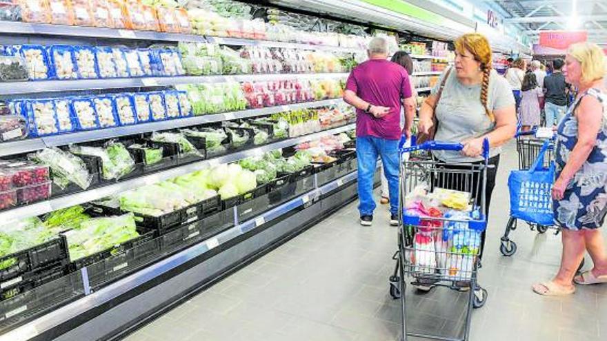 Clientes frente a los lineales de un supermercado. | | JUAN CARLOS CASTRO