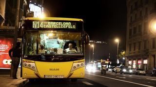 Herida grave la conductora de un patinete tras chocar con un 'NitBus' en Barcelona