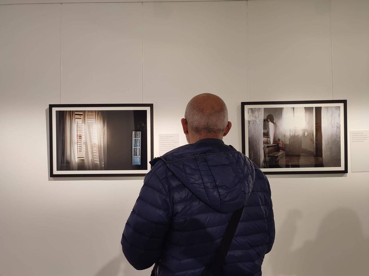 Un hombre observa alguno de los trabajos de "Ciertos deslumbramientos".