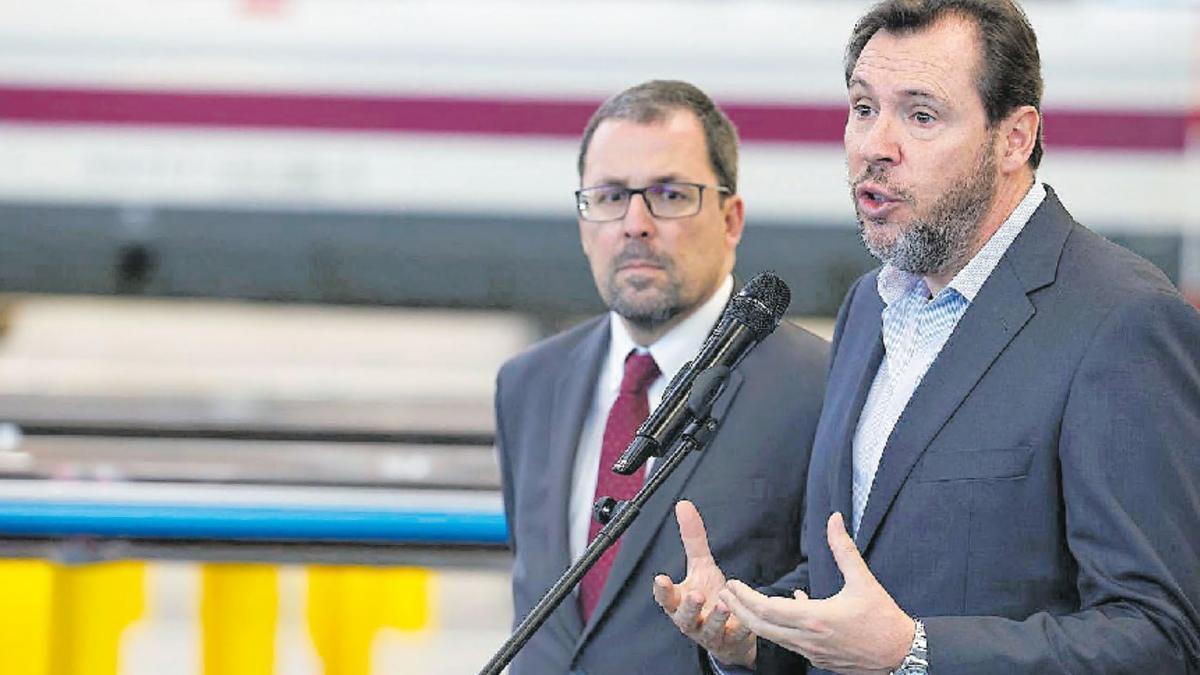 El ministro de Transportes, Óscar Puente, y el presidente de Renfe, Raül Blanco.