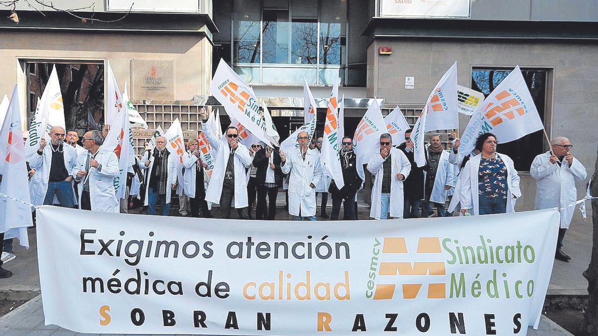 Protesta celebrada el 15 de febrero de la organización convocante, el Sindicato Médico, frente a la Conselleria.