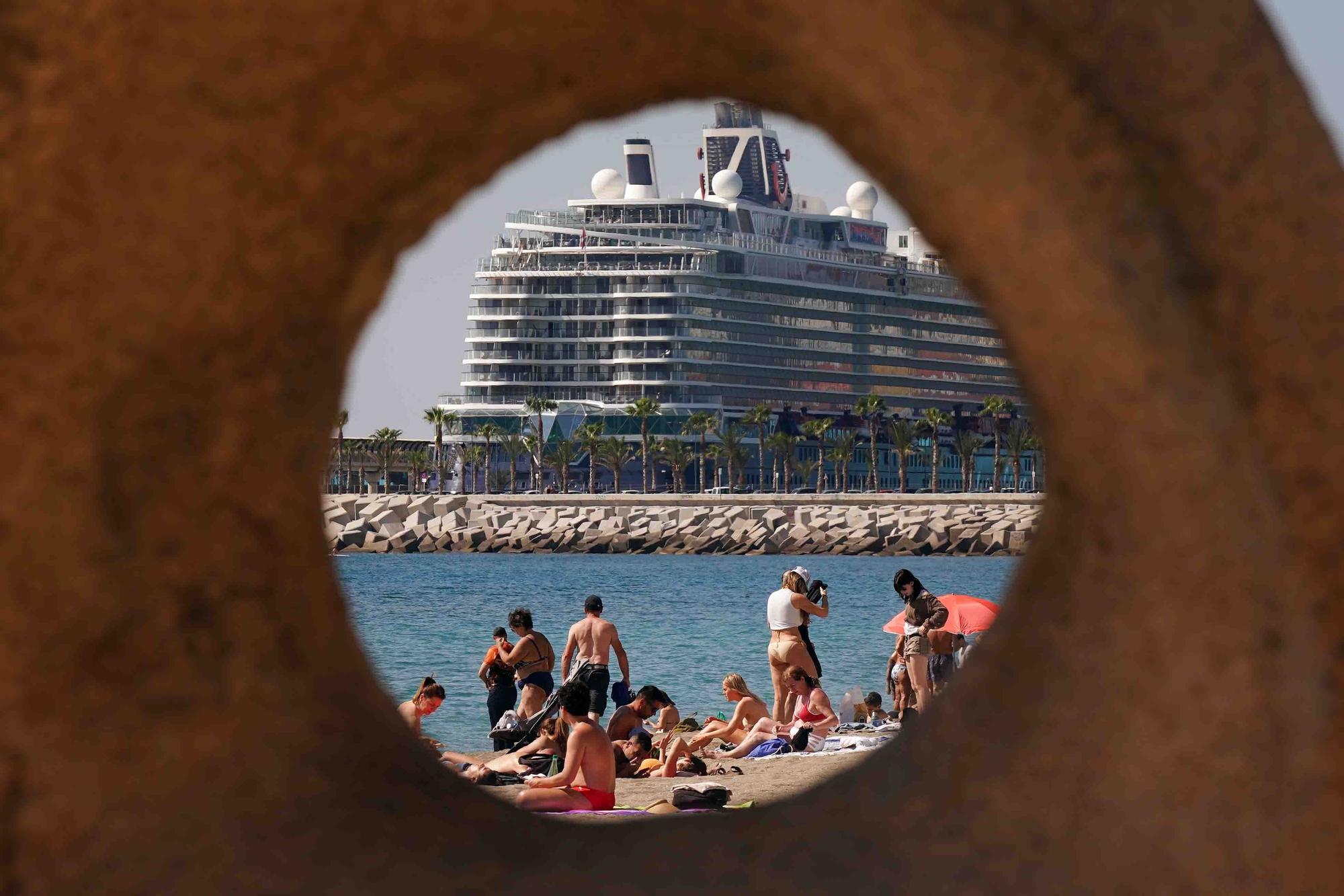 Calor en Málaga en el mes de abril. Bañistas en la playa de La Malagueta y turistas en el Centro de la ciudad, que supera los 28 grados.