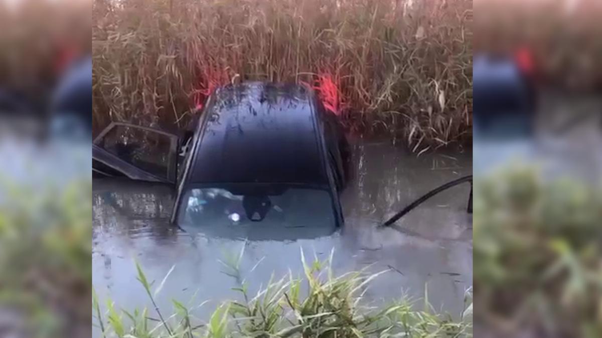 Un accidente de tráfico termina con el coche hundido en una acequia de l'Albufera