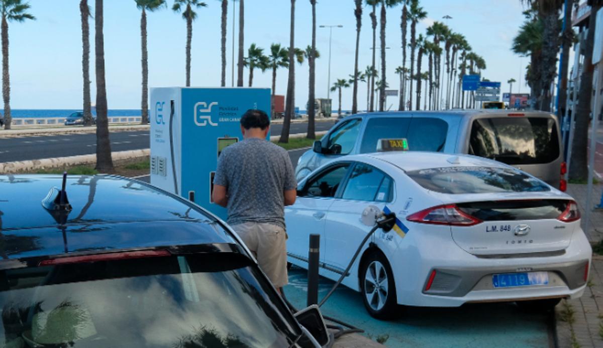Un taxista recarga el vehículo eléctrico en la avenida Marítima de la capital grancanaria.