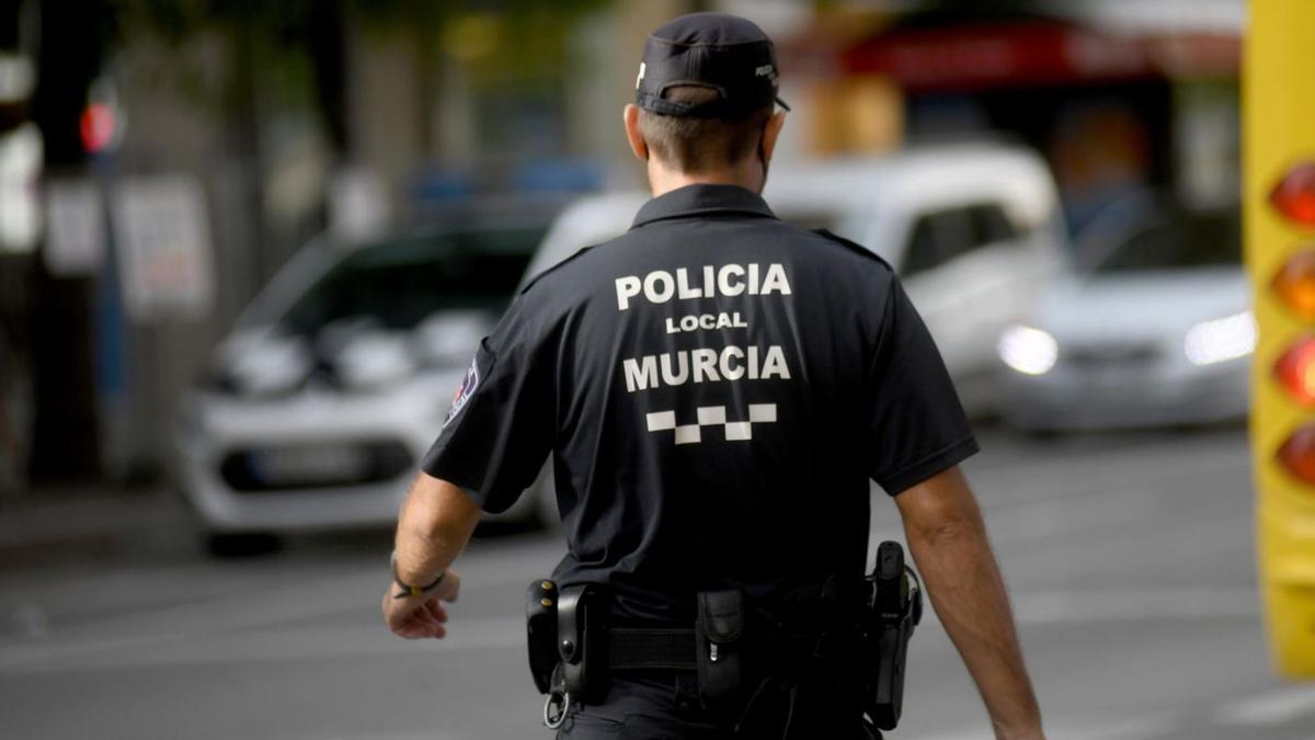 Agente de servicio de la Policía Local de Murcia