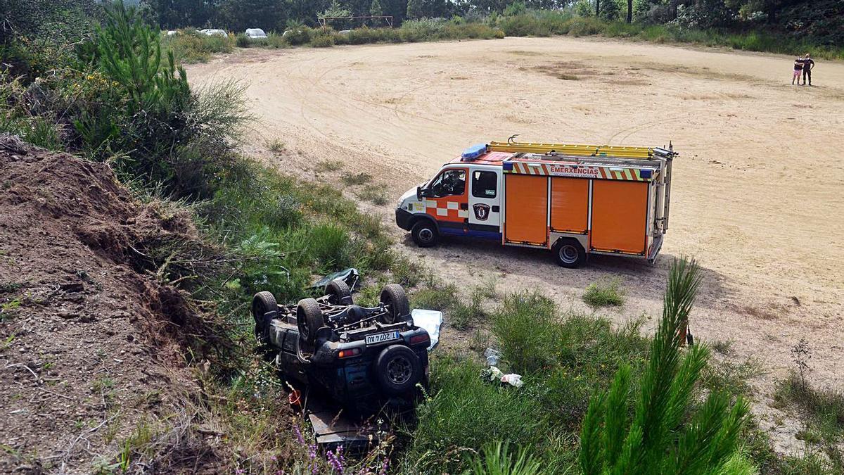Estado en el que quedó el vehículo tras la caída desde la pista forestal que circunvala el campo de fútbol de Renza.