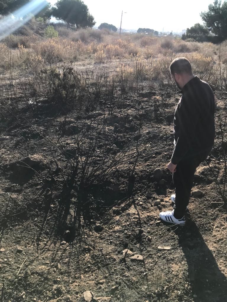 Un vecino de la zona observando la hendidura en el terreno que pudo ocasionar el meteorito.