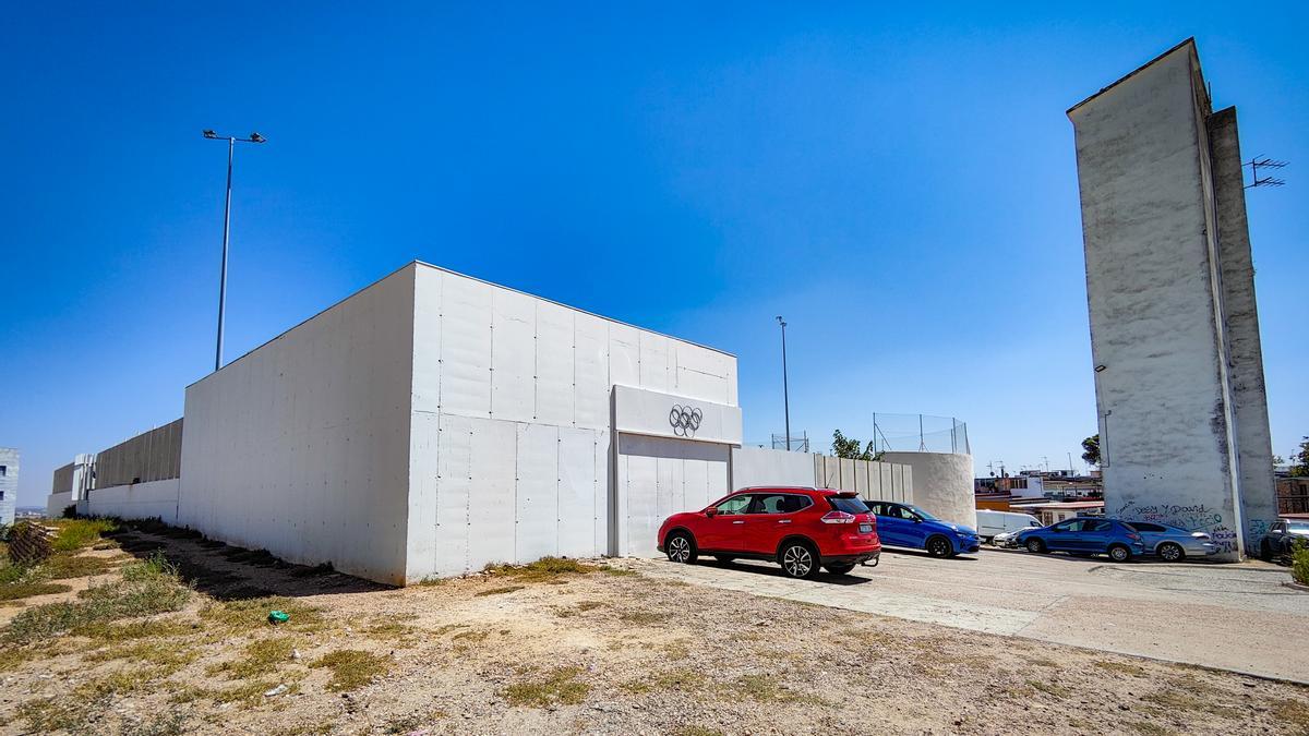 La puerta de las pistas deportivas Víctor Díaz  de la Uva cerradas.