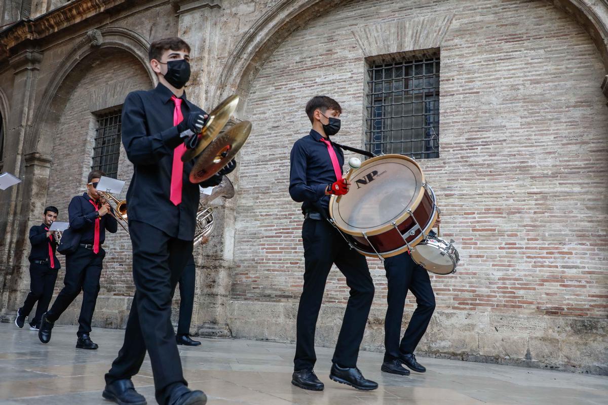 Comisiones que han desfilado por las calles Mar y Avellanas entre las 19.00 y las 20.00 horas Comisiones que han desfilado por las calles Mar y Avellanas entre las 19.00 y las 20.00 horas