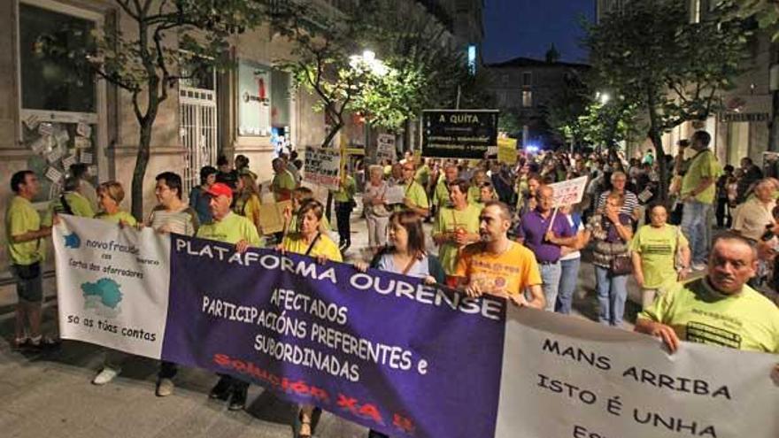 Afectados por preferentes recorren la céntrica calle del Paseo.  // Jesús Regal