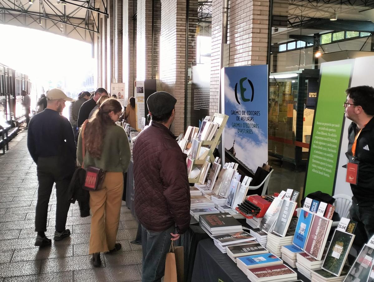 Ambiente en el Museo del Ferrocarril en una de las jornadas de la Feria de la Edición Asturiana.