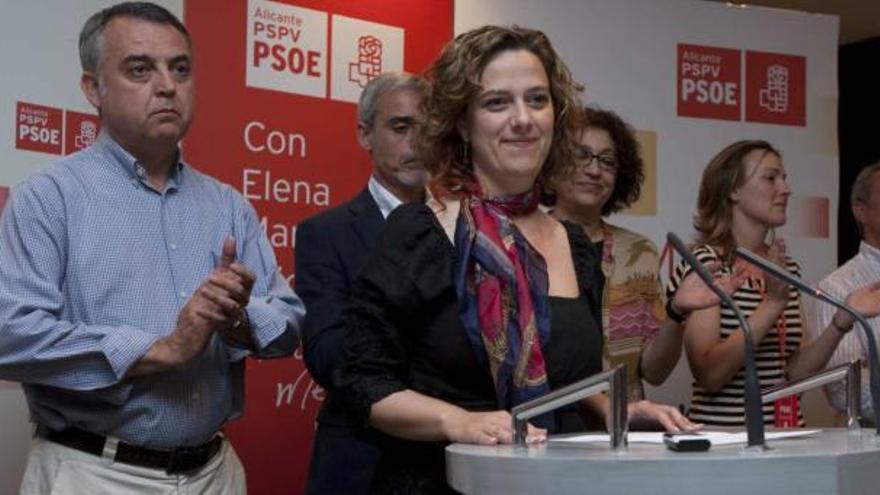 Elena Martín, durante su comparecencia en la noche electoral, acompañada de varios miembros del partido.