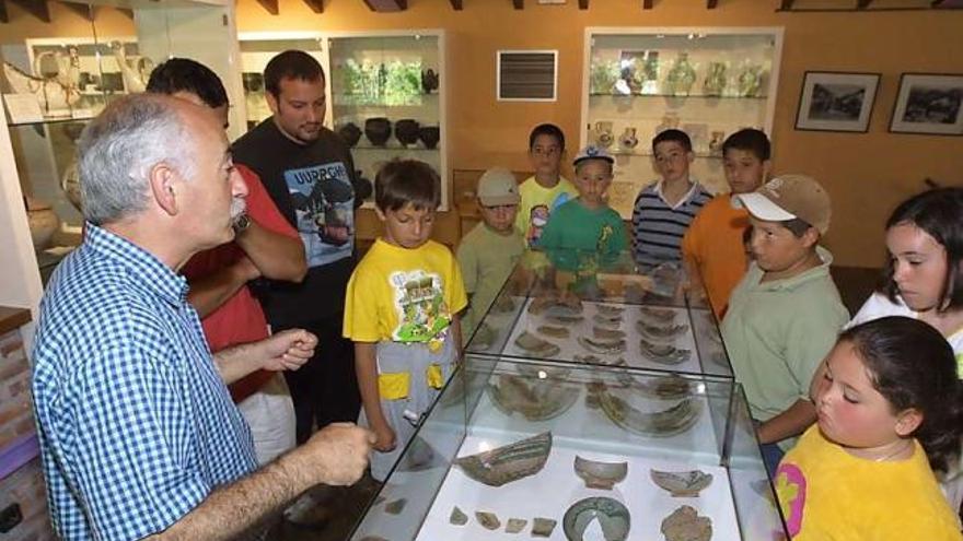 Maxi Blanco, en el Museo Basilio Sobrecueva que fundó, enseñando la colección de cerámica a un grupo escolar.