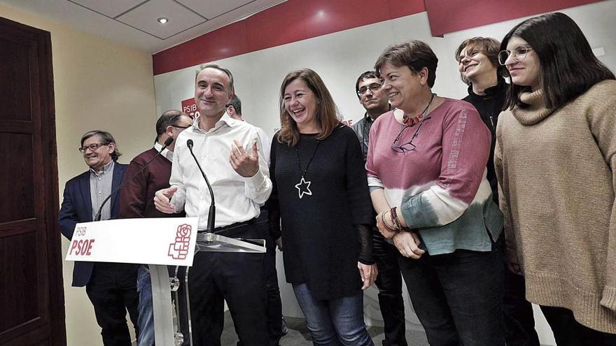 El socialista Pere Joan Pons responde ayer a los periodistas junto a Armengol.