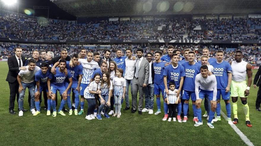 Foto de fin de curso de la plantilla blanquiazul sobre el césped de La Rosaleda.