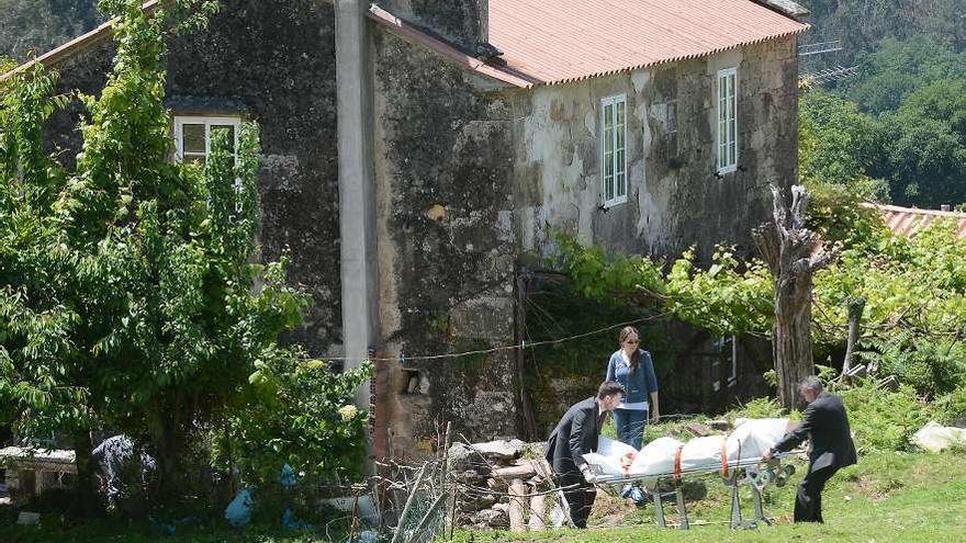 Levantamiento del cadáver en la casa del lugar de O Apedrado, Moraña, el día del suceso. // Rafa Vázquez