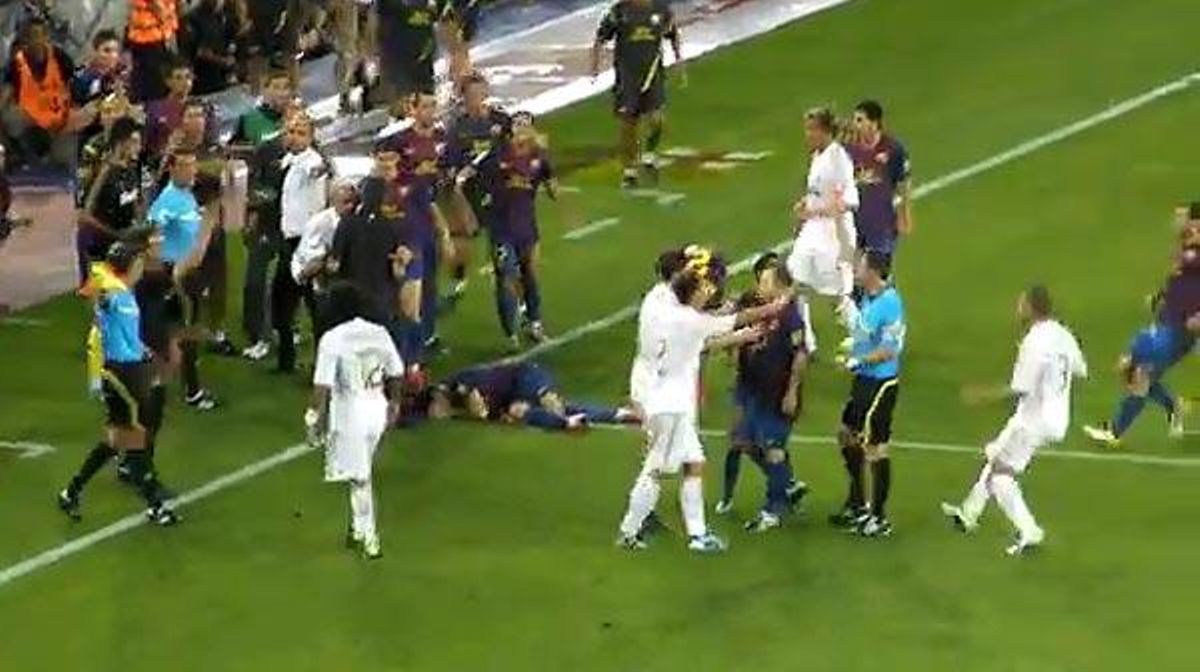 Vídeo enviat per un lector on es pot veure el moment que ha generat una nova polèmica: ¿Mourinho li pega una puntada de peu a Cesc mentre està estirat a terra?