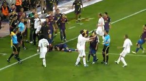 Vídeo enviat per un lector on es pot veure el moment que ha generat una nova polèmica: ¿Mourinho li pega una puntada de peu a Cesc mentre està estirat a terra?