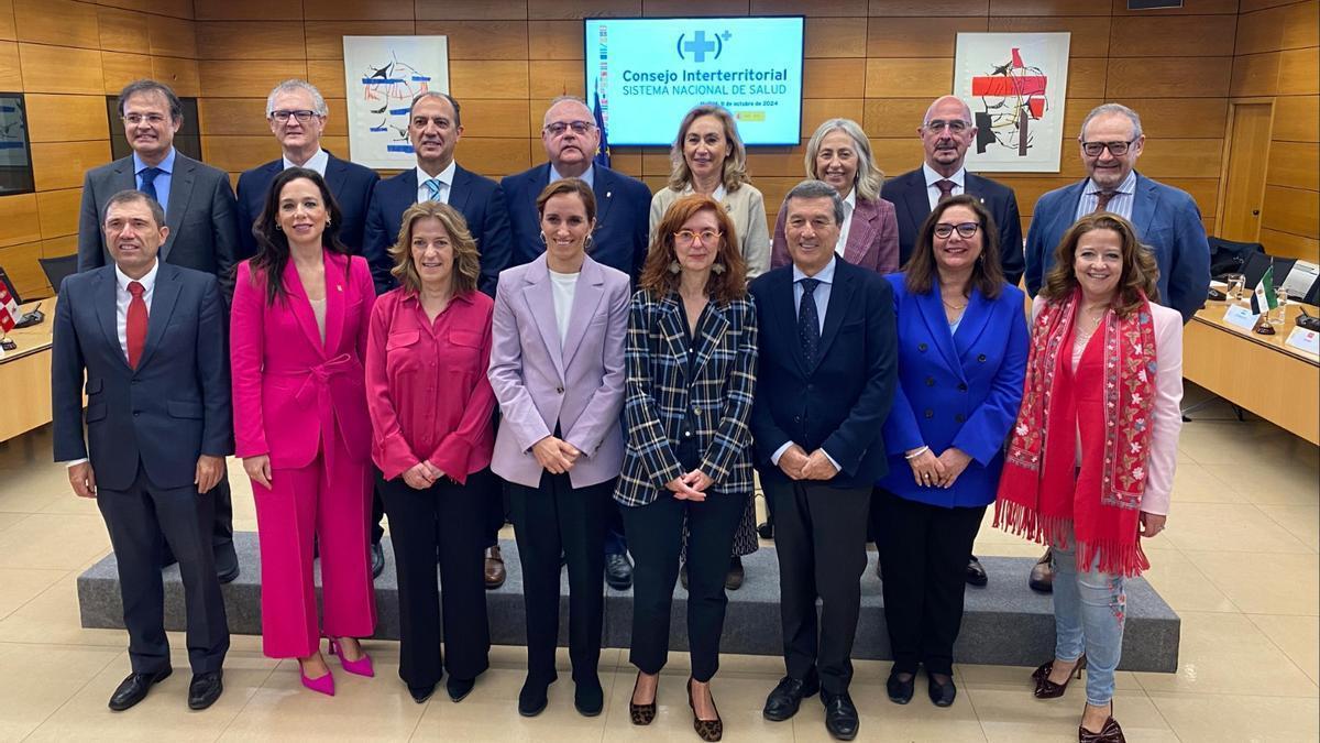 Los consejeros y la ministra antes de iniciar la reunión