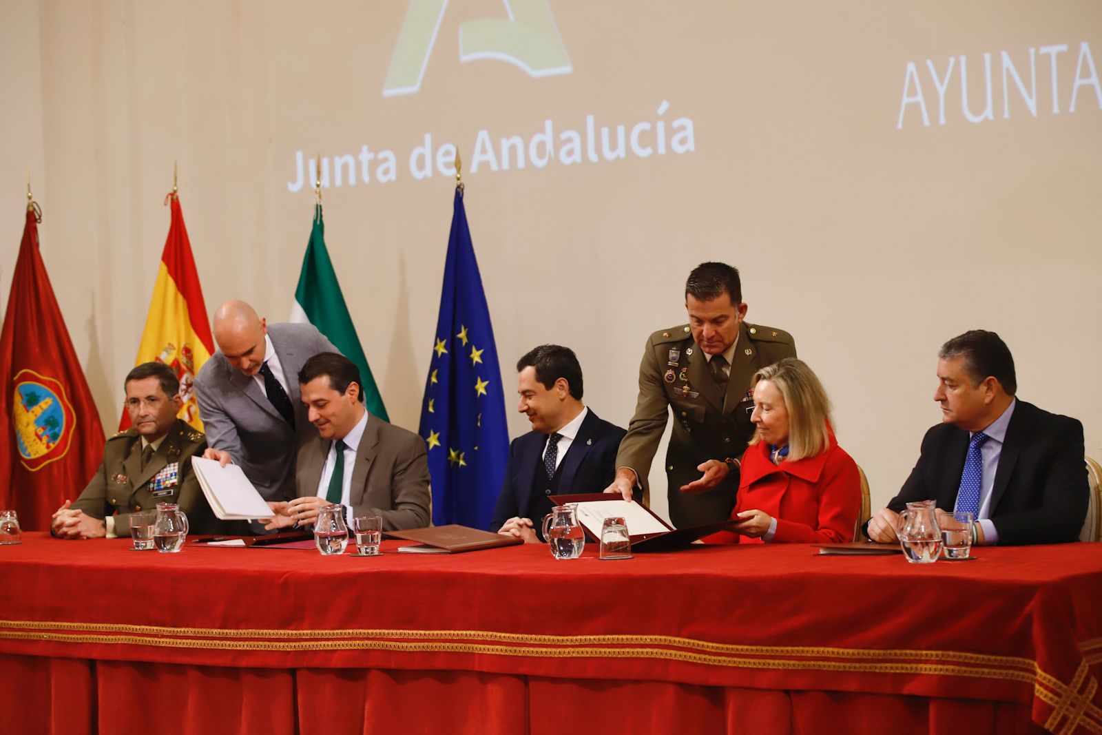 Firma del convenio económico en Córdoba para la base logística del Ejército de Tierra