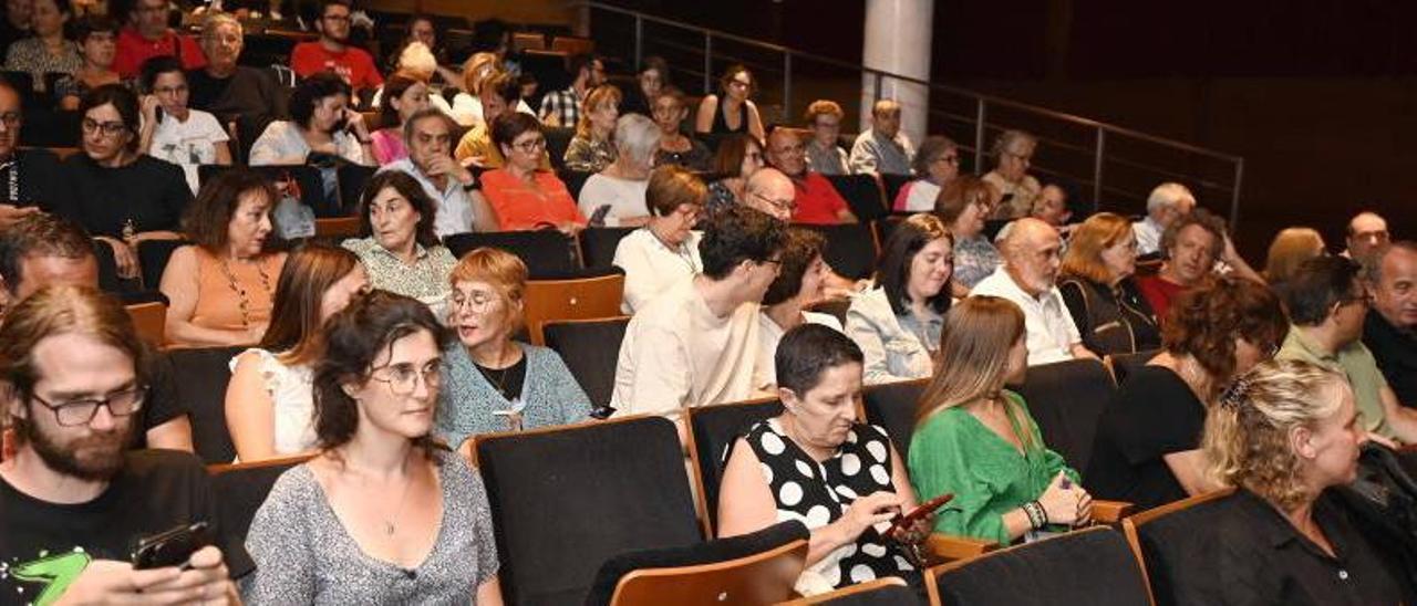 Público asistente ayer a una de las sesiones de la Sección Internacional del FICBueu. |   // PABLO HERNÁNDEZ GAMARRA