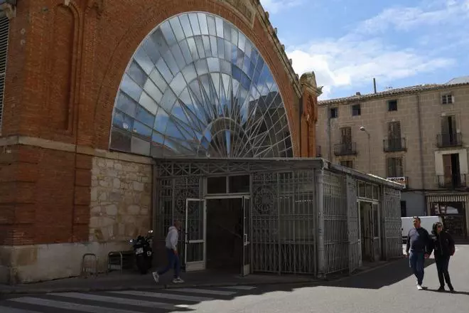 El adiós a una vida en el Mercado de Abastos: los más longevos de la casa de hierro