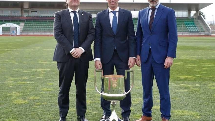 Por lzquierda, Jokin Aperribay, Luis Rubiales y Aitor Elizegi, con el trofeo de la Copa del Rey.