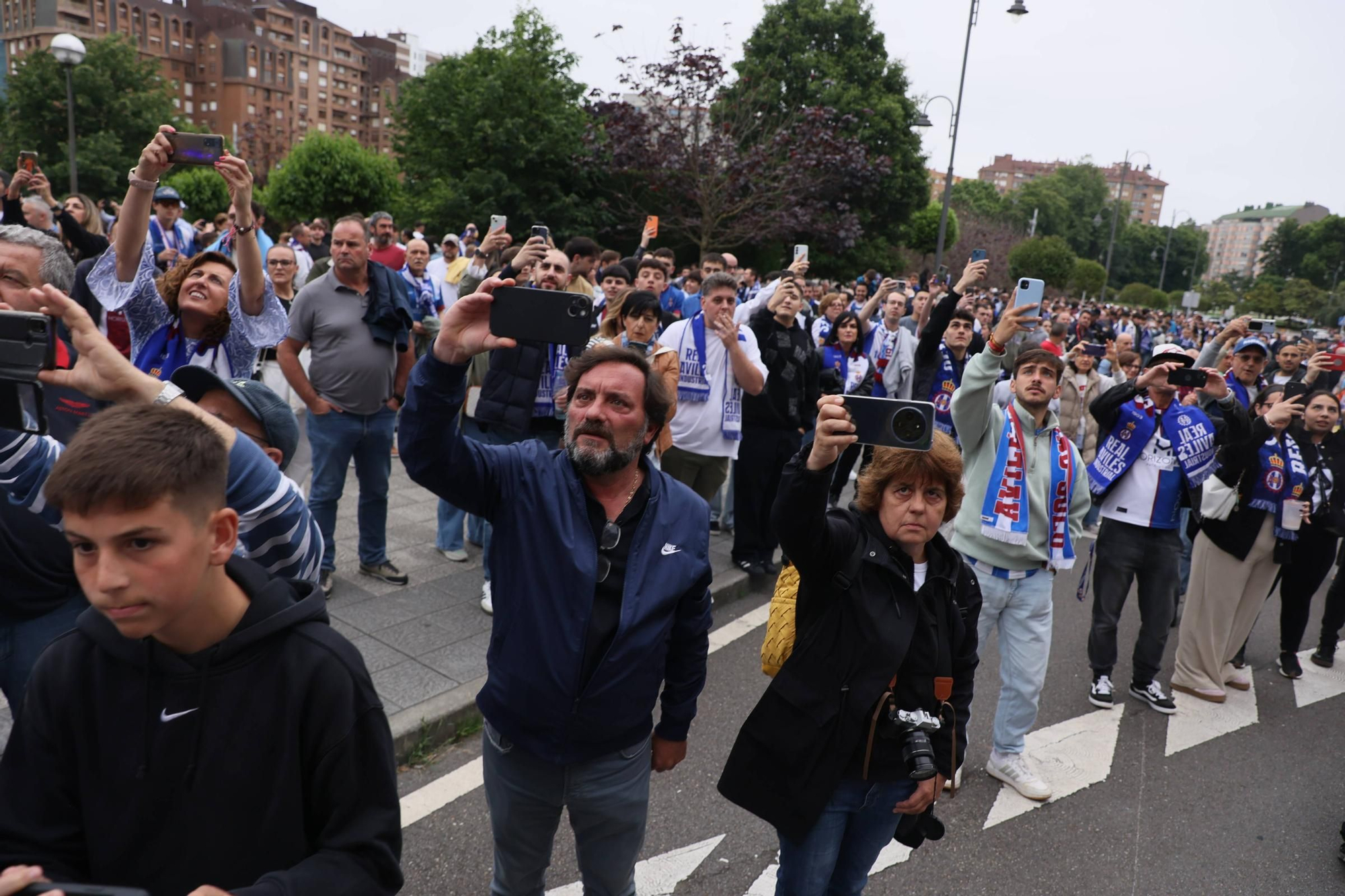 EN IMÁGENES: Avilés se tiñe de blanquiazul para la final por el ascenso ante el Rayo Majadahonda