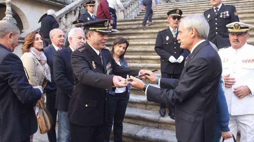 El comisario entrega el bastón al subdelegado del Gobierno, Roberto Castro, en la catedral. // Iñaki Osorio