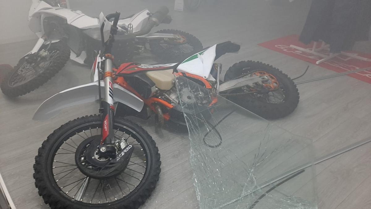 Así fue el alunizaje para robar una moto en una tienda de Siete Palmas