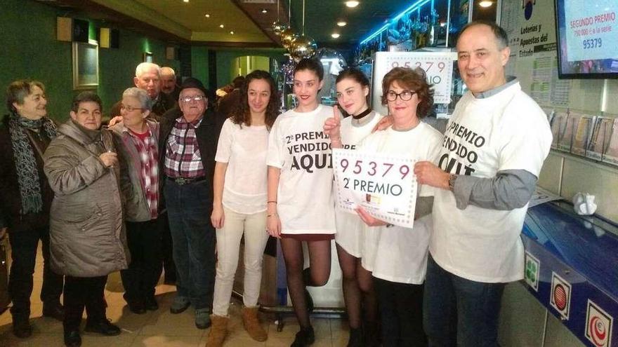 El dueño del bar Los Arcos de Alcañices junto a su familia y empleadas a la puerta del establecimiento que repartió el boleto.