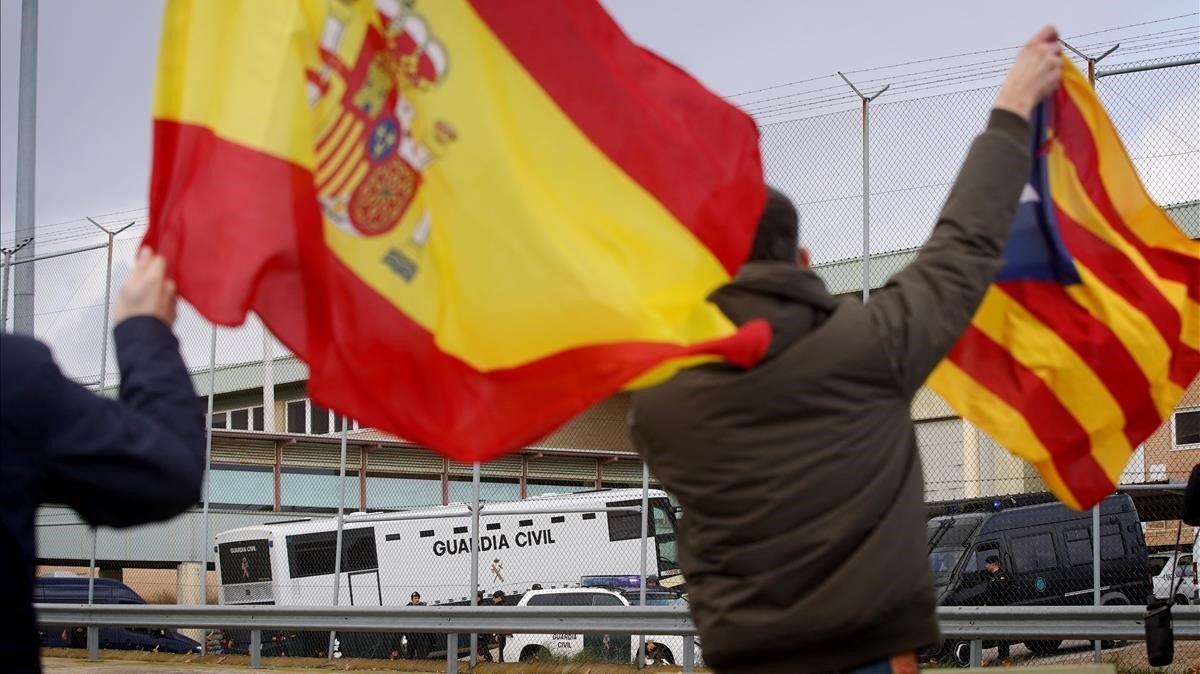 Llegada del autobús de la Guardia Civil que traslada al exvicepresidente de la Generalitat Oriol Junqueras, los exconsellers Raül Romeva, Josep Rull, Jordi Turull y Joaquim Forn y los activistas Jordi Cuixart y Jordi Sànchez, a la cárcel de Soto del Real.