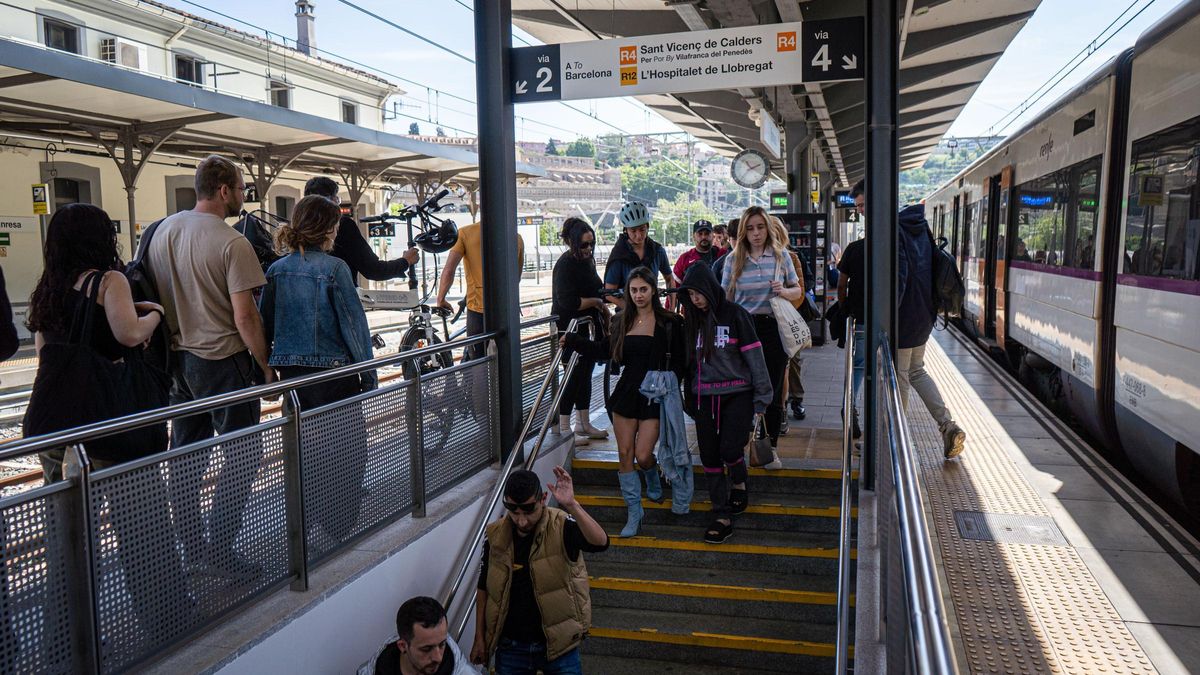 Usuaris de Renfe a l'estació de Manresa, el maig de l'any passat