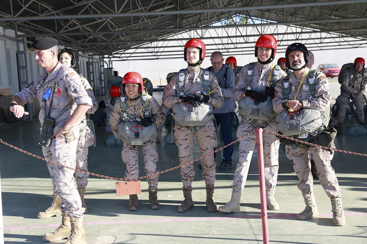 Alumnos del curso básico de paracaidismo observan como sus compañeros han empezado a saltar por primera vez en la Base Aérea de Alcantarilla
