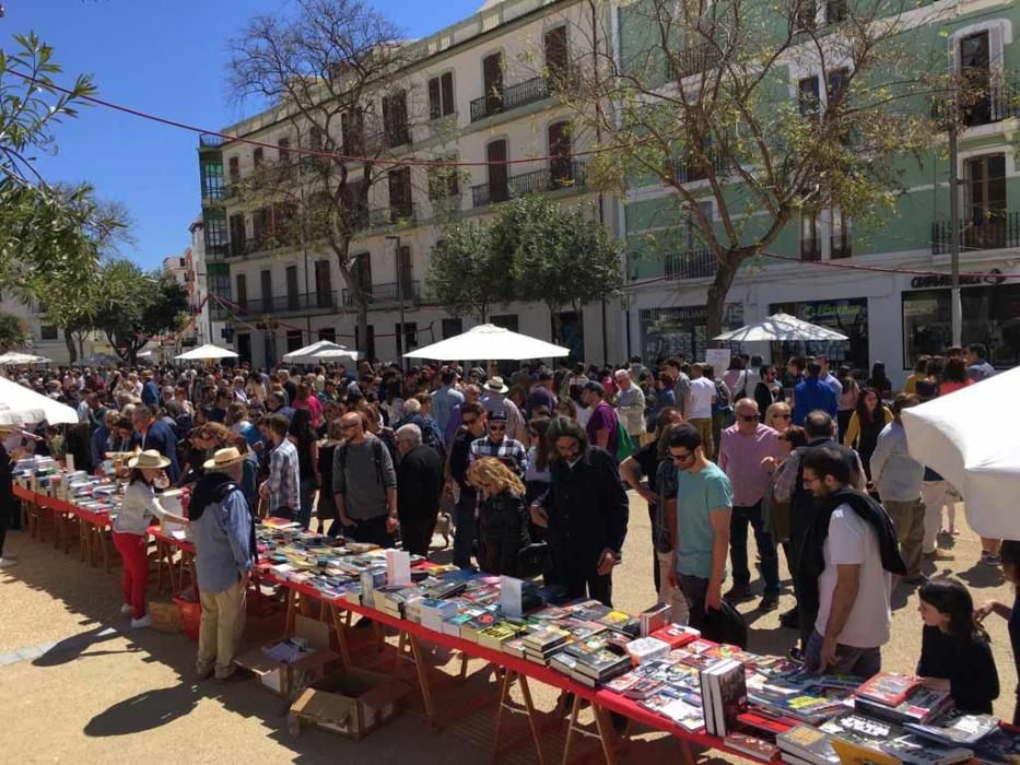 Mucha gente en el paseo Vara de Rey