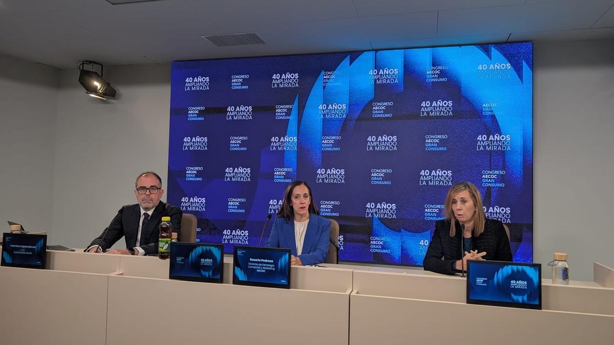 La gerente de estrategia comercial y marketing de Aecoc , Rosario Pedrosa, en el centro, y el CEO de Chocolates Valor, Valeriano López Adrover