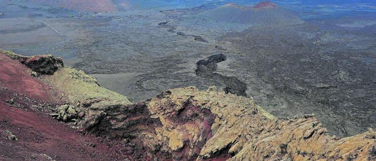 Entre la escoria, vista de una de las grietas del Parque Nacional de Timanfaya por las que derramó fuego y lava una de las erupciones históricas de la isla de Lanzarote de 1730. | | LA PROVINCIA/DLP