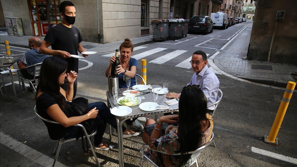 Una de las terrazas ganadas a la calzada, en la Barceloneta el pasado septiembre.