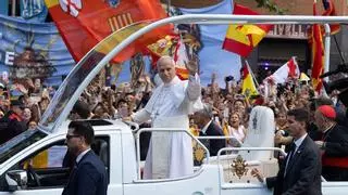 A PIE DE CALLE| León XIV recorre el Eixample en papamóvil