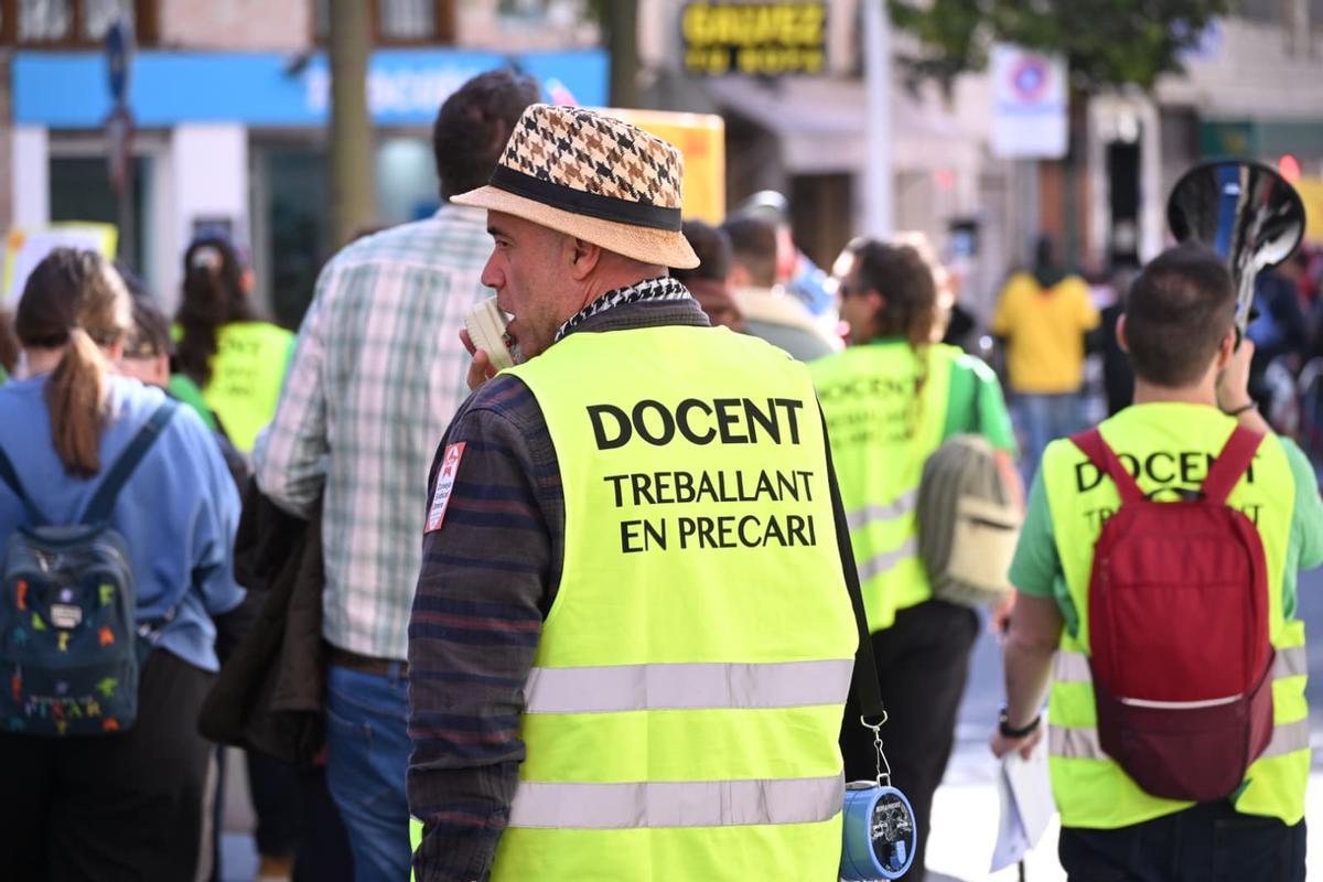 "Las maestras luchando también estamos enseñando", la educación pública se manifiesta en Elche
