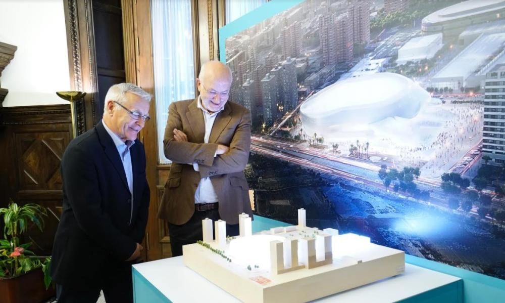 Joan Ribó y Juan Roig, con la maqueta del Arena