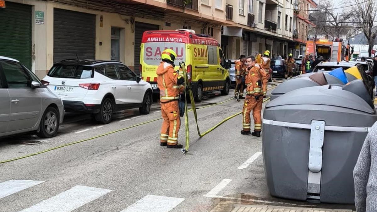 Los efectivos de emergencias en la calle.