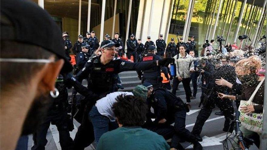 Enfrentamientos entre la policía australiana y ecologistas: más de 20 detenidos