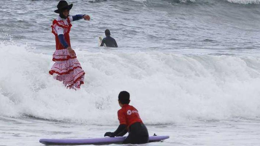 Los "surferos" cambian el neopreno por los disfraces en la playa de Patos -  Faro de Vigo