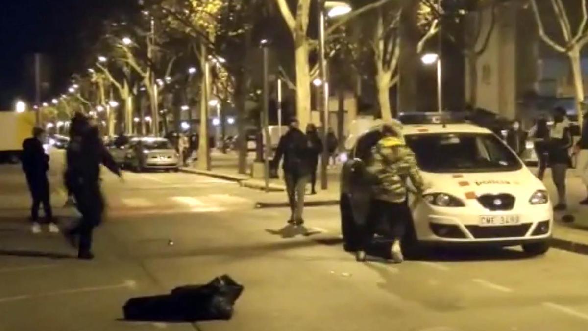 Un grupo de jóvenes ataca a una patrulla de los Mossos en Pallejà