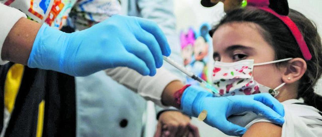 Una niña se vacuna contra el covid en las instalaciones de Infecar, en Las Palmas de Gran Canaria.