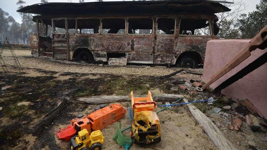 Un autobús, reconvertido en &quot;vivienda ecológica&quot;, arrasado por las llamas en A Ínsua. // G. Santos