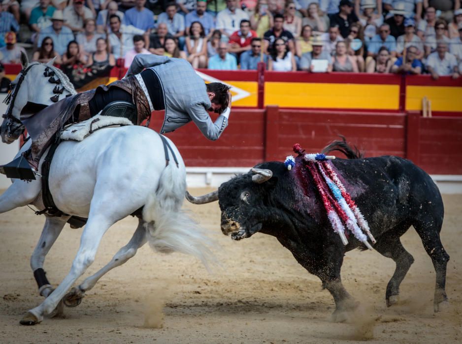 Con casi lleno en la plaza, en tarde fresca y apacible finalizó la Feria de Hogueras con la corrida de rejones